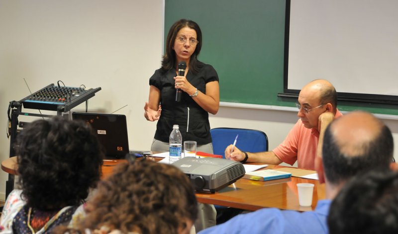 Marieta de Moraes Ferreira (UFRJ) em palestra no Encontro às Quintas, com Marcos Chor Maio (PPGHCS) em 2011